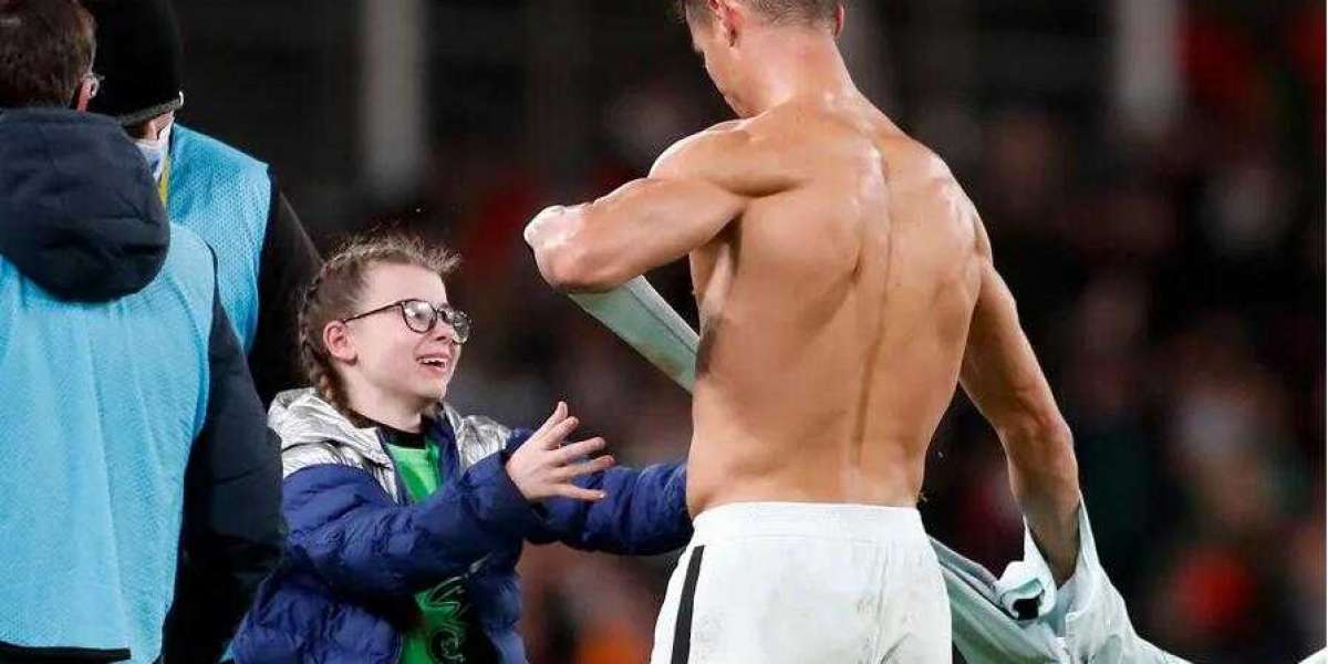 Cristiano Ronaldo riisuu paitansa ja antaa sen 11 vuotiaalle tytölle